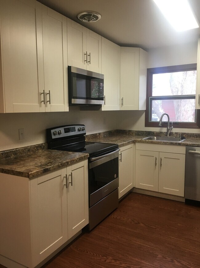 Foto del edificio - Updated Madison West, Two Bedroom, One Bathroom Duplex