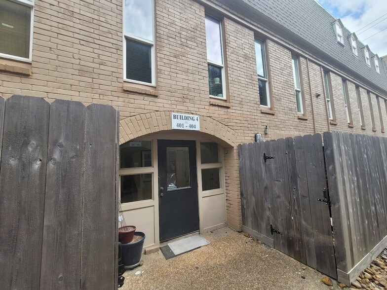 Primary Photo - 215 Postoffice St