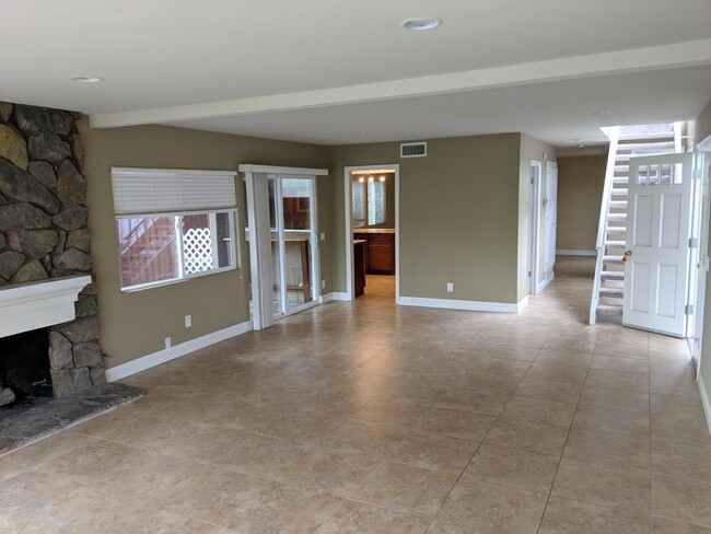 Foto del edificio - Beautiful 5 bedroom 2.5 bathroom sitting r...
