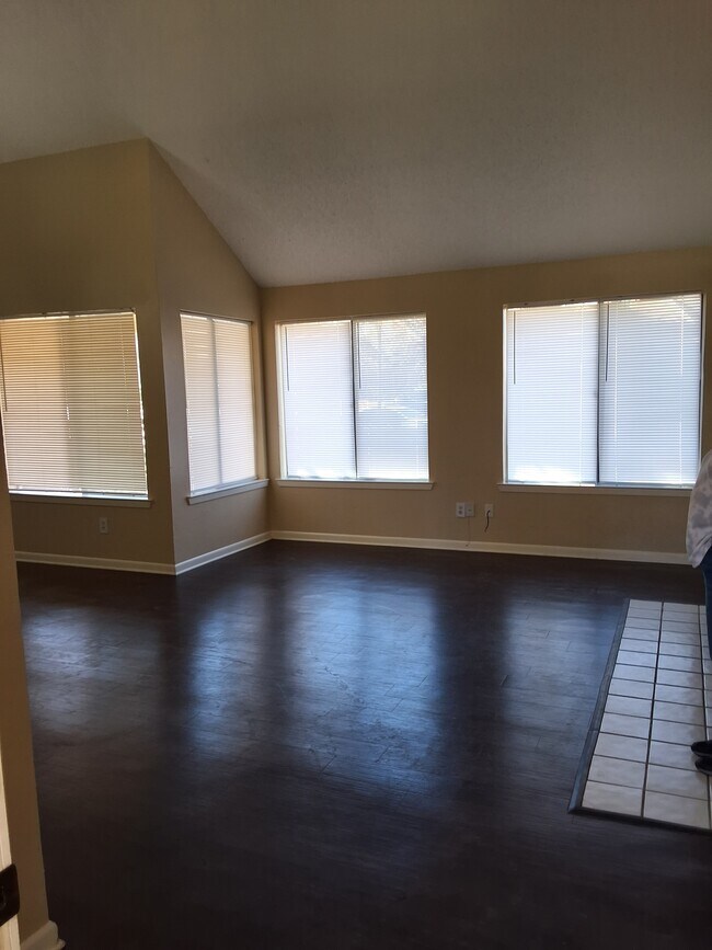 Sala de estar - 5748 Mill Creek Dr