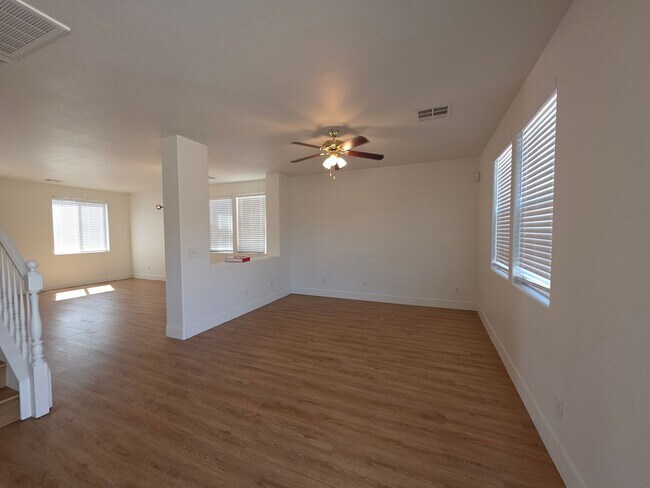 Foto del edificio - North Las Vegas 3 bedroom 2.5 bath with loft