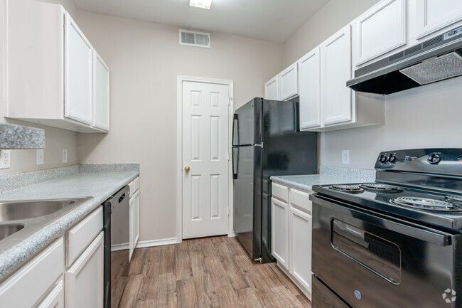 2BR, 2BA - 950SF - Pecan Creek on McKinney Apartments