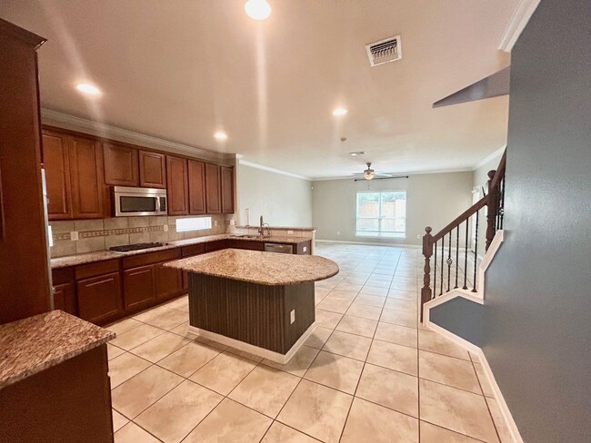 Building Photo - Gorgeous 4 Bed/ 3Bath house for rent! Avai...