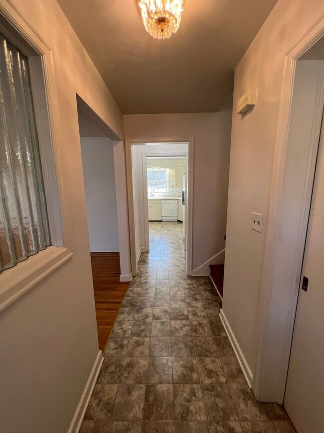 Building Photo - 5-bedroom, 3.5-bathroom with a Garage near...