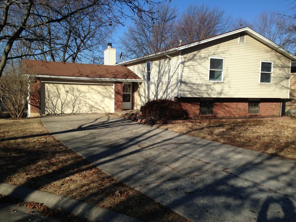 13 Steven Brent Ct, St. Peters, MO 63376 House for Rent in St. Peters