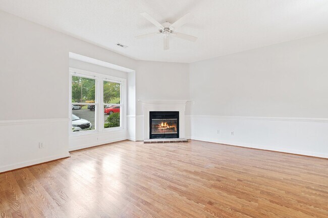 Building Photo - Charming Townhome in Desirable Woodcroft F...
