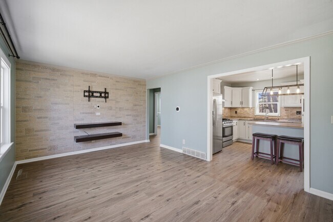 Building Photo - 4611 W Shore Dr