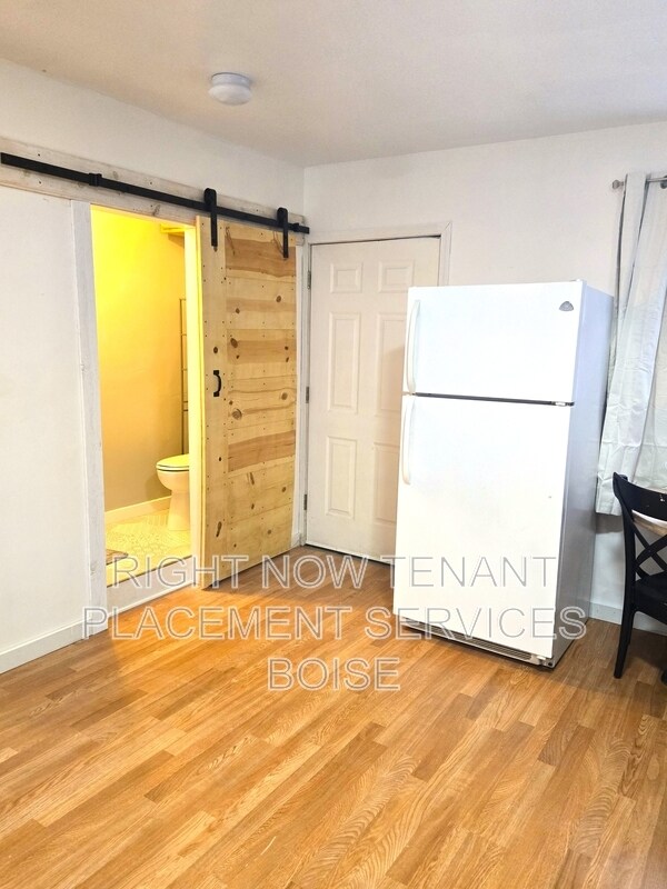 Foto del edificio - 15822 Riverside Rd