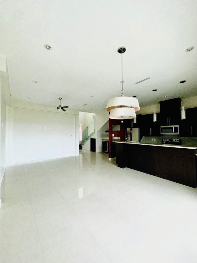 Building Photo - 1312 E Pineridge Ave