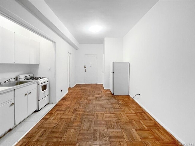 Building Photo - 2630 Kingsbridge Terrace