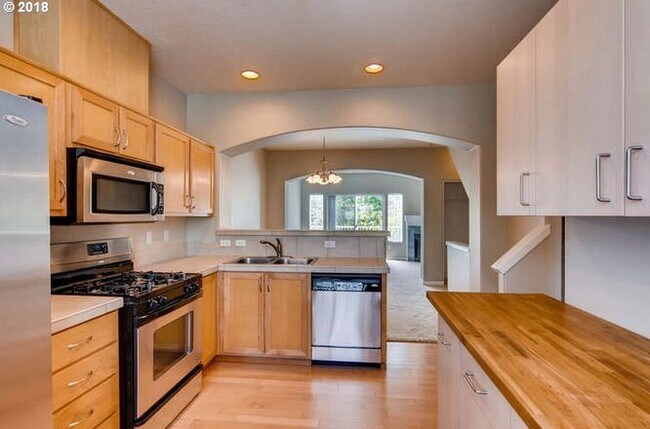 Foto del edificio - Beautiful Townhome Available in the Progress Ridge Subdivision in Beaverton!