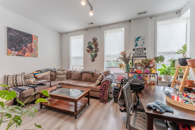 Building Photo - 2022 S Throop St