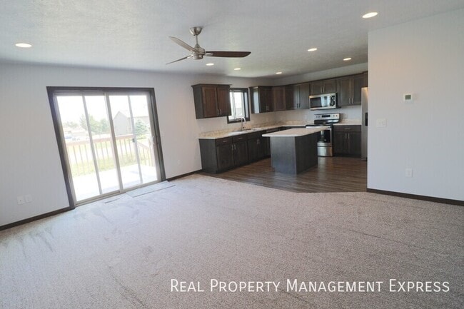 Building Photo - Amazing 4 Bedroom 3.5 Bathroom Townhome in Sioux Falls