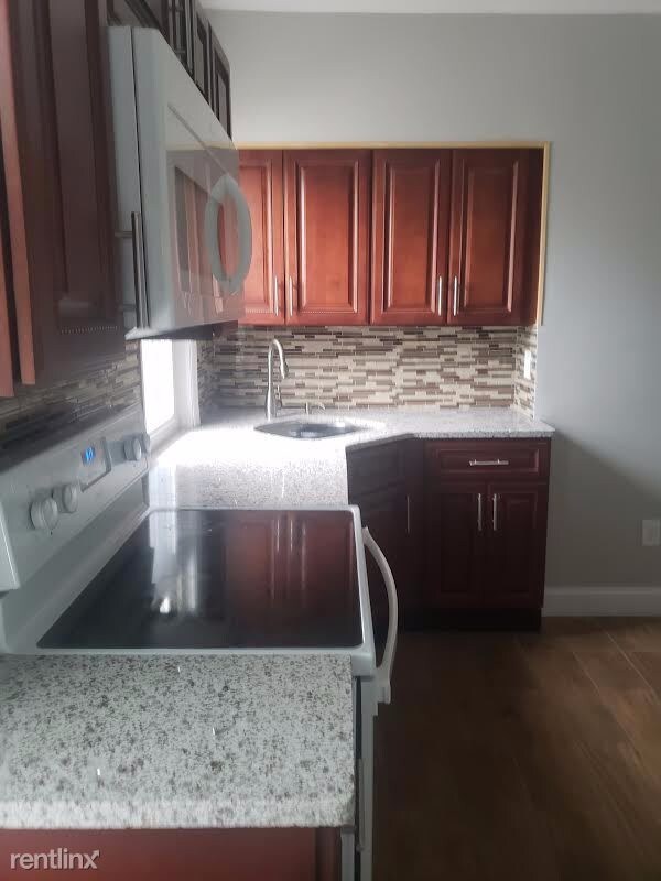 Foto principal - 1021 McClellan St