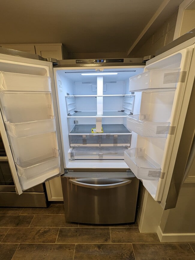 Large-capacity refrigerator - 329 1/2 S Hocker Ave