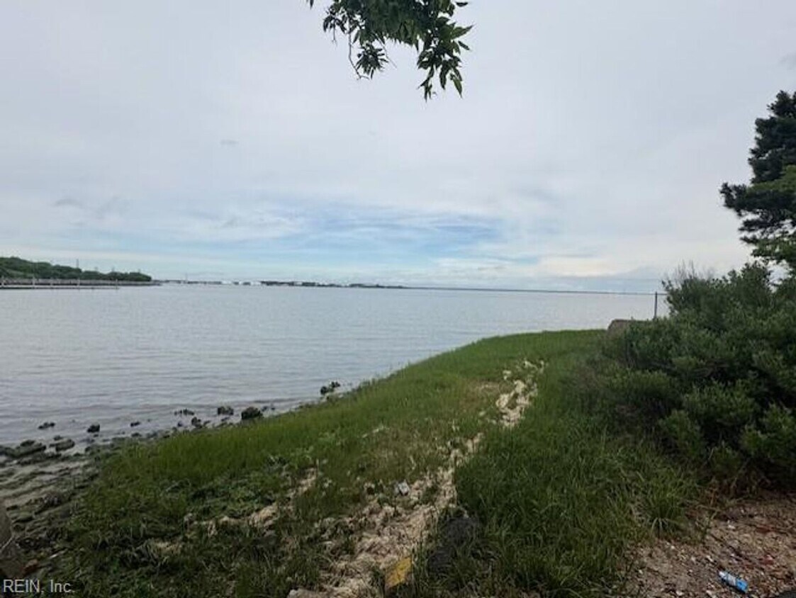Foto principal - Across from ODU!