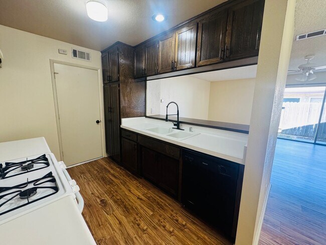 Foto del edificio - Simple, Stylish, and Ready for You!