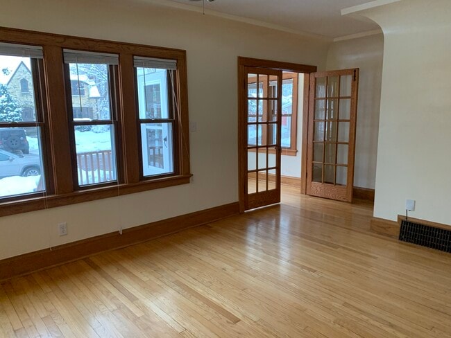 Sala de estar del primer piso. - 6830 Kinsman St