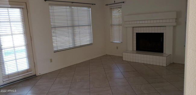 Building Photo - 5850 W Glenview Pl