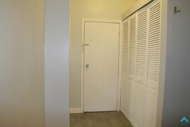 Building Photo - 2 Fairview Pl