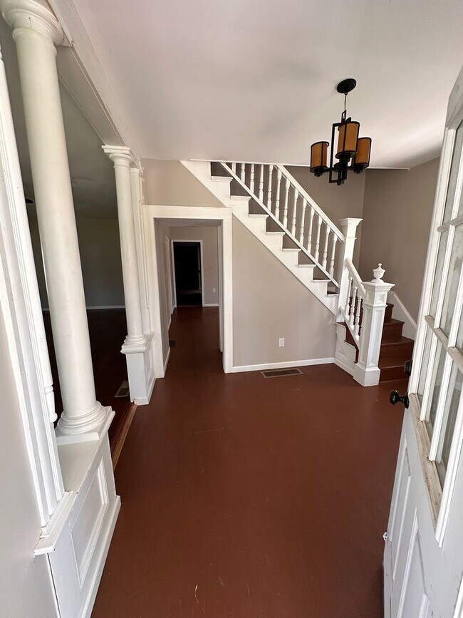 Foto del edificio - 5 Bedroom/1 bath Single family house