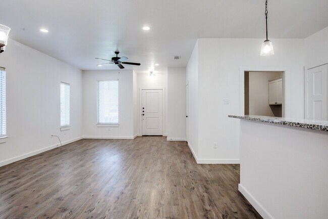 Building Photo - Modern Luxury, Effortless Living!