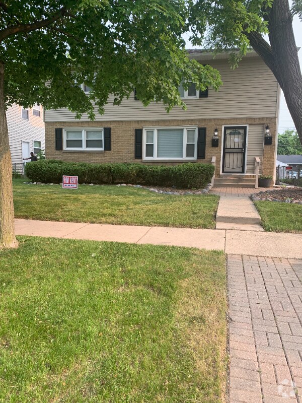 Valhalla Apartments for Rent with Hardwood Floors Milwaukee, WI 5