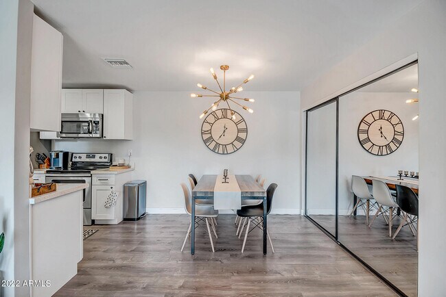Foto del edificio - 6480 N 82nd St