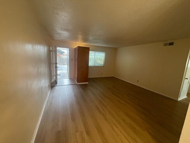 Foto del edificio - ***500 Rent Credit if Moved in by April 1st!***2 Bedroom Downstairs Unit in Rancho Cordova Availa...