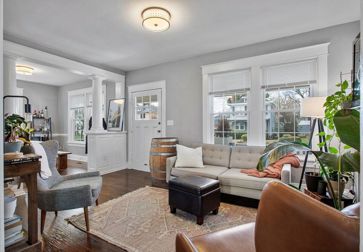 Primary Photo - Spacious 3 Bed/4 Bath home - Available NOW!