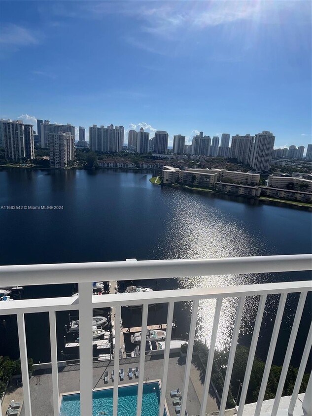 Foto principal - 18041 Biscayne Blvd