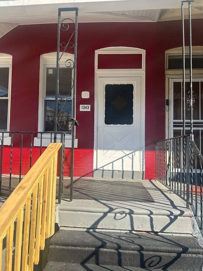 Building Photo - 1343 N Allison St