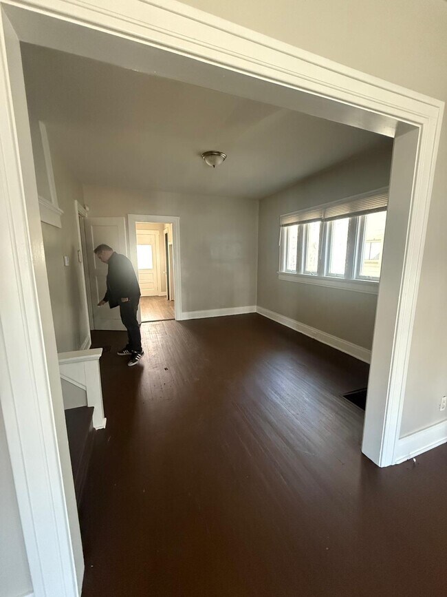 Viviendo - 220 Rockwood Ave