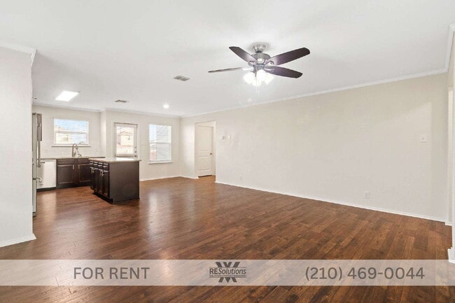 Building Photo - "Charming 3-Bed Sanctuary with 2 Full Baths in Desirable San Antonio Neighborhood - 1497 Sq Ft of...