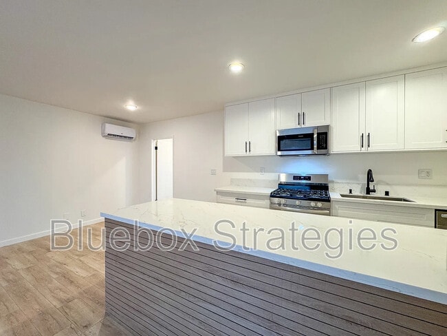 Building Photo - 606 Montana Ave