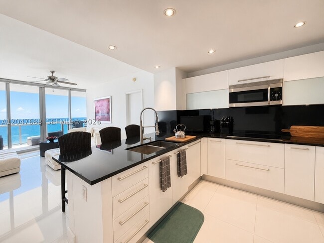 Foto del edificio - 17121 Collins Ave