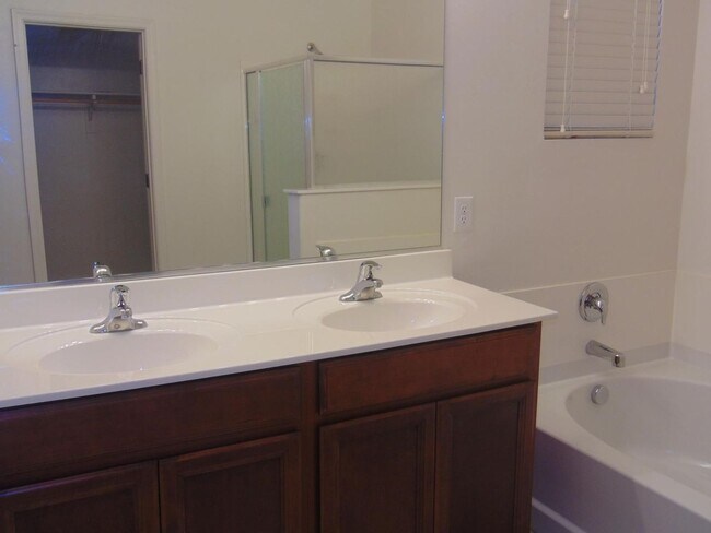 Building Photo - Madera Highlands 4 bedroom 2 bathroom w/Be...