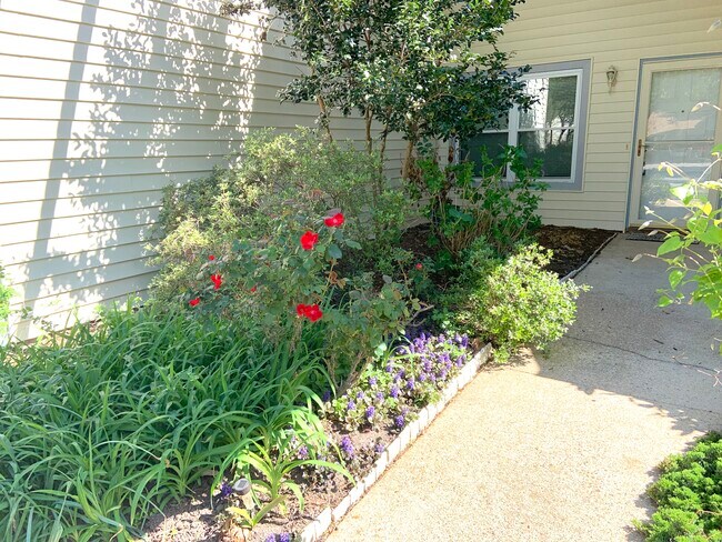 Building Photo - 1400 Bayberry Ct S