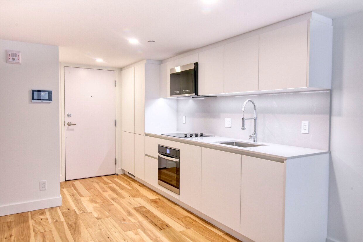 Primary Photo - 3460 Rue Peel