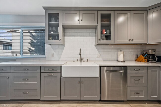 Building Photo - 2 br, 2 bath Townhome - 1911 Mathews Avenue 5