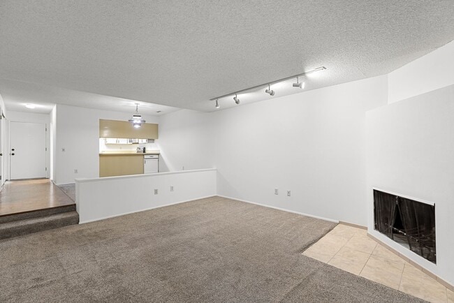 Building Photo - 10922 NE 34th Pl