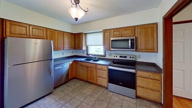 Foto del edificio - Updated two bedroom duplex, new stainless steel appliances, garage, and hardwood floors
