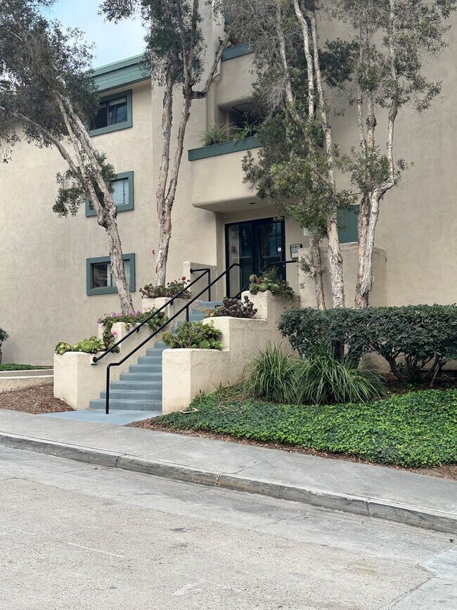Foto del edificio - MISSION HILLS...  Top-Floor 2 Bedroom, 2 B...