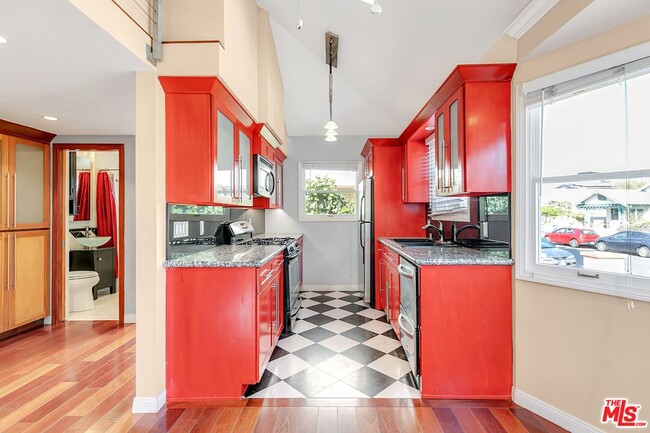 Building Photo - 325 Vernon Ave