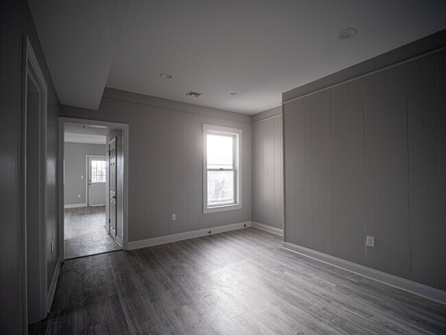 Building Photo - 143 London St