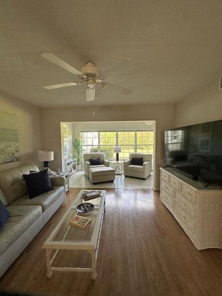 Foto del edificio - 740 Lake Orchid Cir