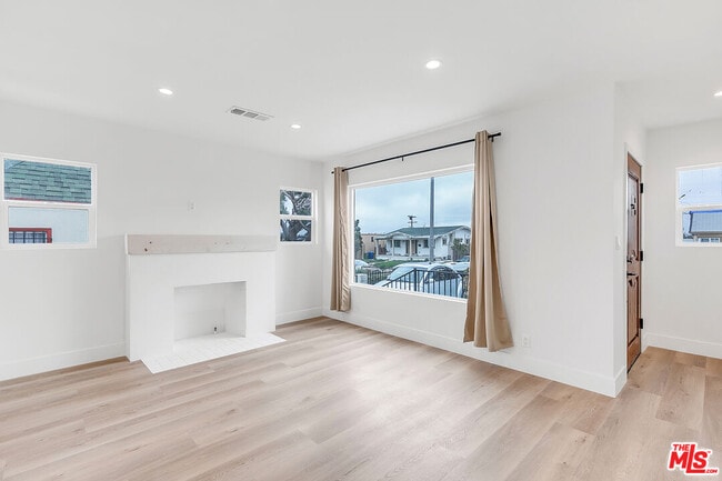 Building Photo - 2034 S Palm Grove Ave