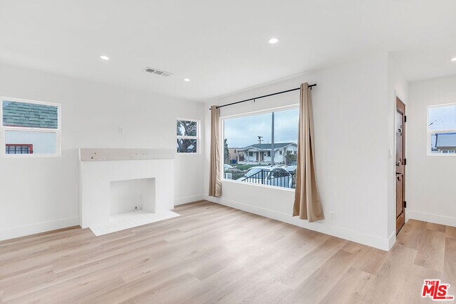 Foto del edificio - 2034 S Palm Grove Ave