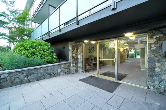 Building Photo - 1430 Stadacona Avenue