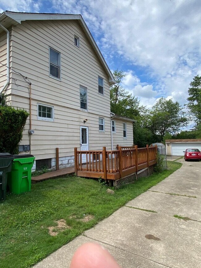 Foto del edificio - Charming Single-Family Home for Rent in Bedford — Quiet Street, Great Location!